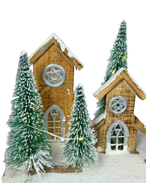 Villa de madera con arboles nevados y luz de pila 40 cm ancho x 29 cm de alto