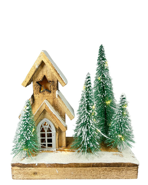 Villa de madera con arboles nevados y luz de pila 25 cm ancho x 25 cm de alto