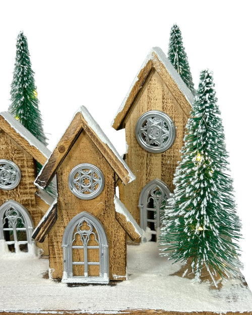 Villa de madera con arboles nevados y luz de pila 40 cm ancho x 29 cm de alto
