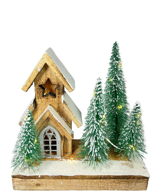 Villa de madera con arboles nevados y luz de pila 25 cm ancho x 25 cm de alto