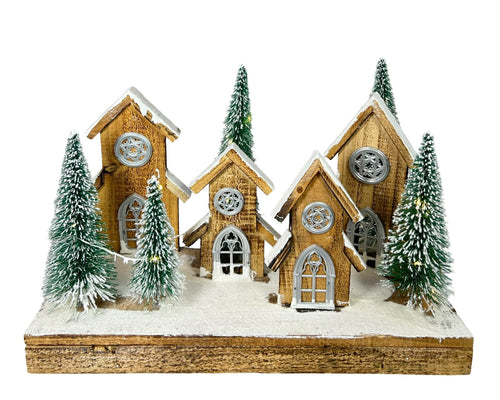 Villa de madera con arboles nevados y luz de pila 40 cm ancho x 29 cm de alto