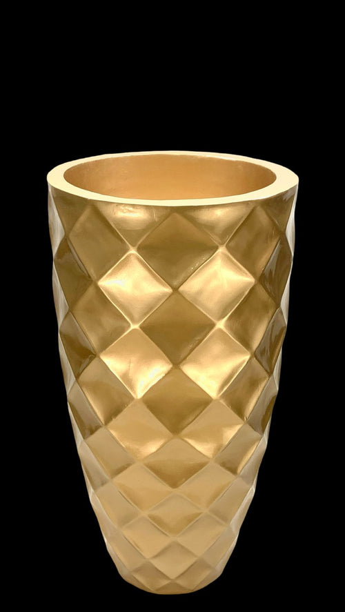 IQG Decoración - macetero grande en rombo dorado en fibra de vidrio  87x46cm